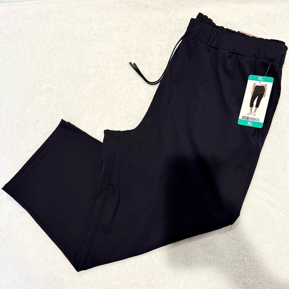 32 Degrees Black Lux Capri with Elastic Waistband - Picture 5 of 10